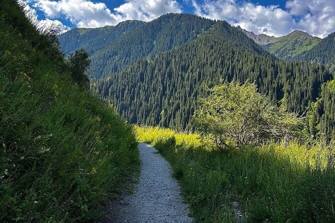 Shymbulak to Bogbanovisch Glacier and Oktabriskaya Hike - The 2-kilometer approach to Bogdanovich Glacier