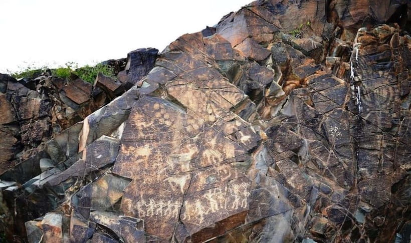 Tanbaly Gorge: Ancient Petroglyphs UNESCO Site Day Tour - The possible altars and ritual side of Tanbaly
